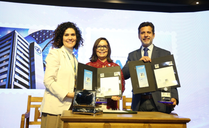 CAPES celebra 75 anos com selo comemorativo dos Correios