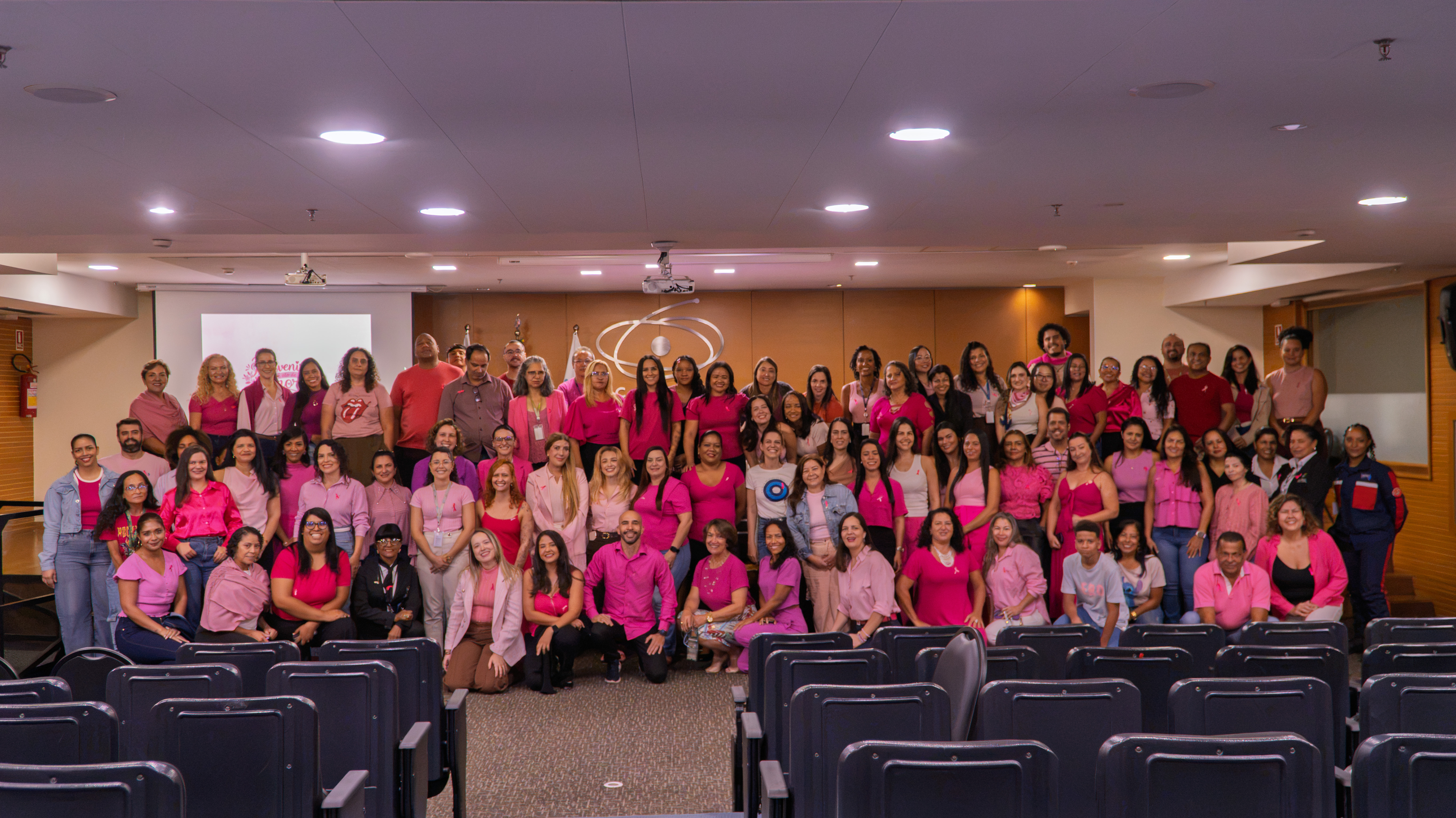 Servidores e colaboradores da CAPES vestem rosa em apoio ao Outubro Rosa