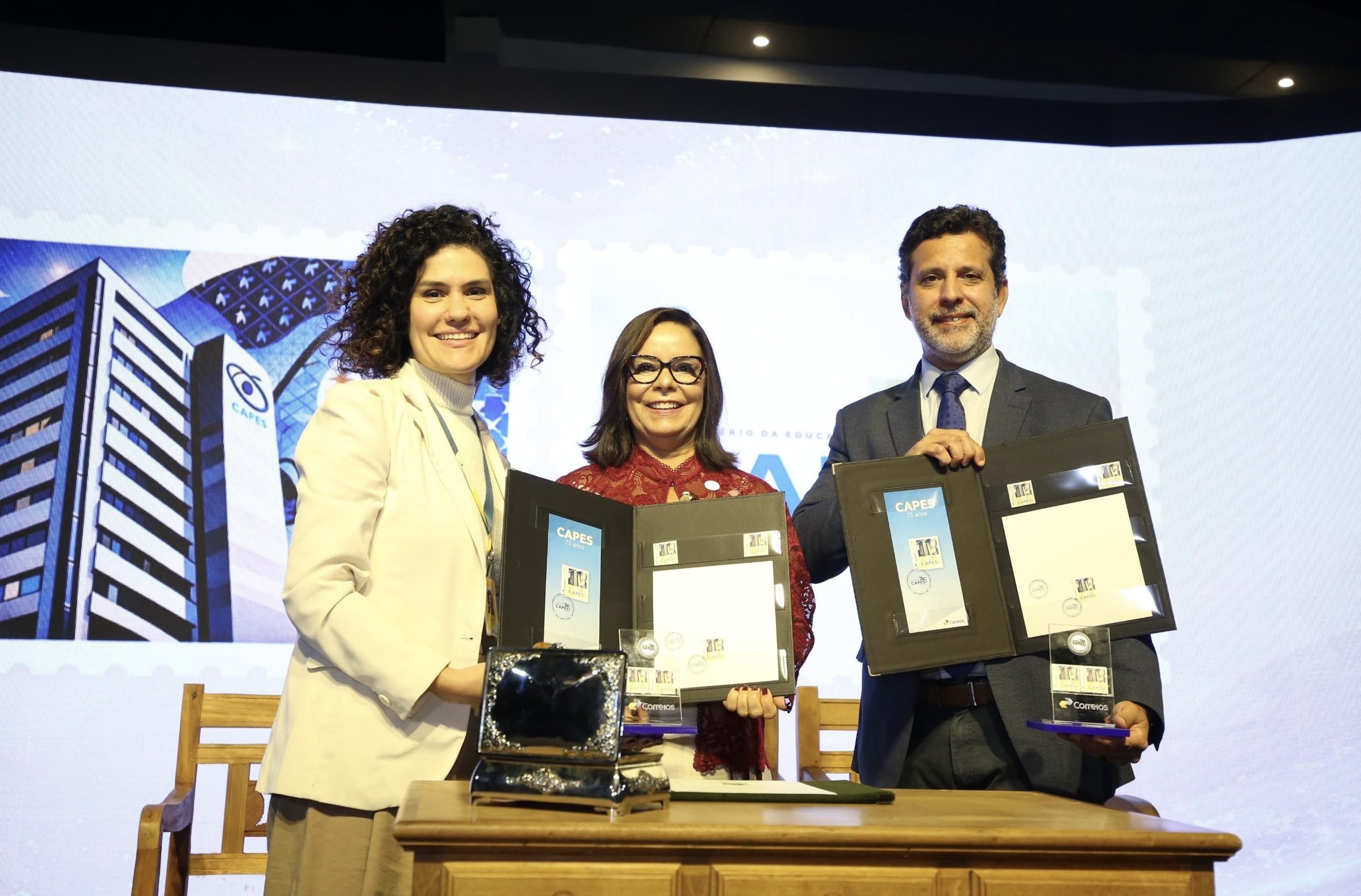 MATERIA LANÇAMENTO SELO 75 ANOS CAPES